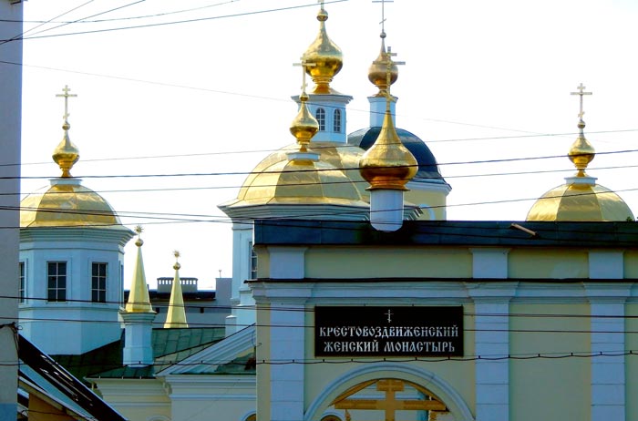Проход к Крестовоздвиженскому монастырю с Площади Лядова