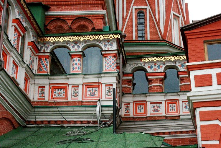 Большая часть наружных галерей сегодня находятся в застекленном виде