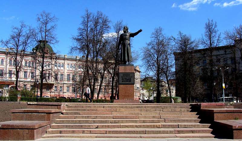 Памятник К.Минину находится напротив входа в Кремль