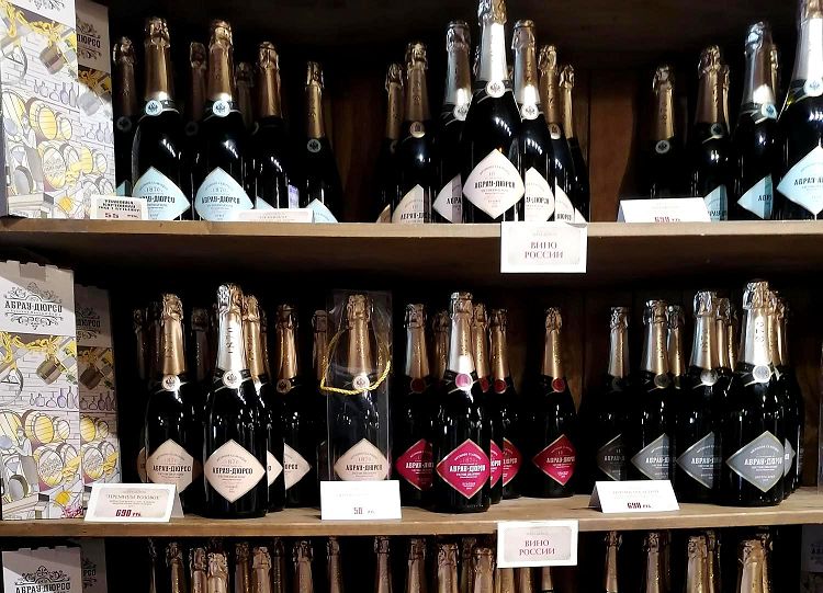 В фирменном магазине большой выбор местных игристых вин