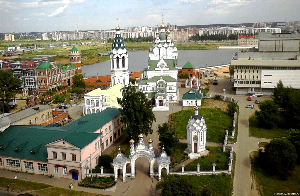 Прогулка по территории Троицкого храмового комплекса будет приятна каждому туристу