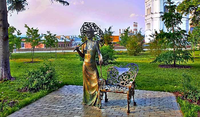 "Дама с ракеткой" в Пушкинском сквере Самары