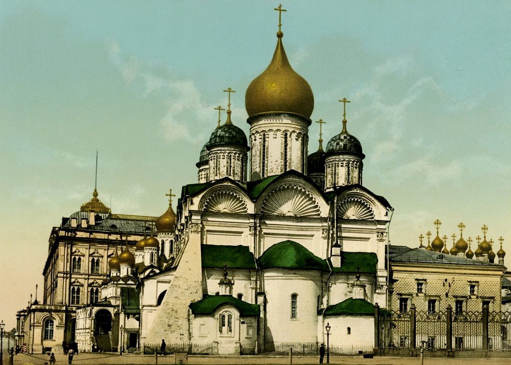 Архангельский собор - одно из прекрасных украшений Соборной площади Кремля