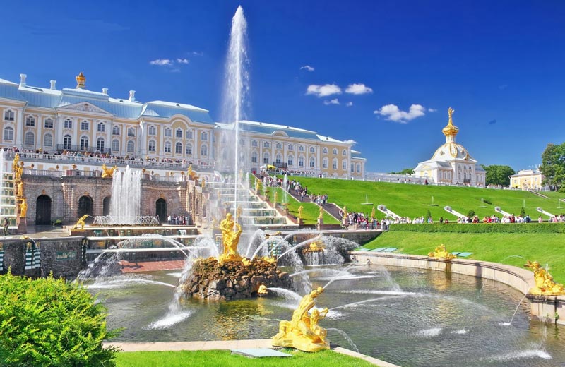 Петергофский большой дворец в Нижнем парке