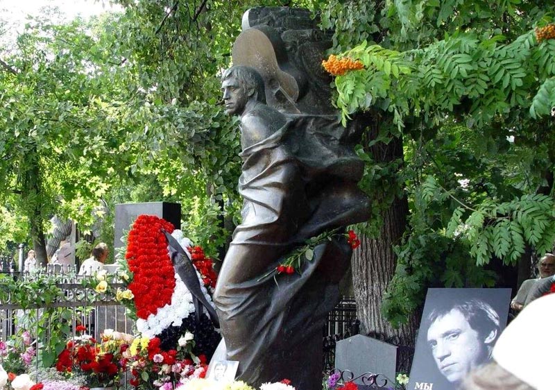 Памятник скульптора А.Рукавишникова поэту В.Высоцкому на Ваганьковском кладбище