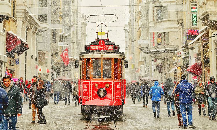 Улица İstiklal в снегопад Улица İstiklal в снегопад
