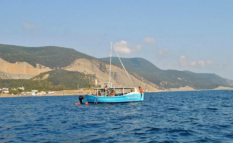 Во время морской прогулки можно поплавать в открытом море