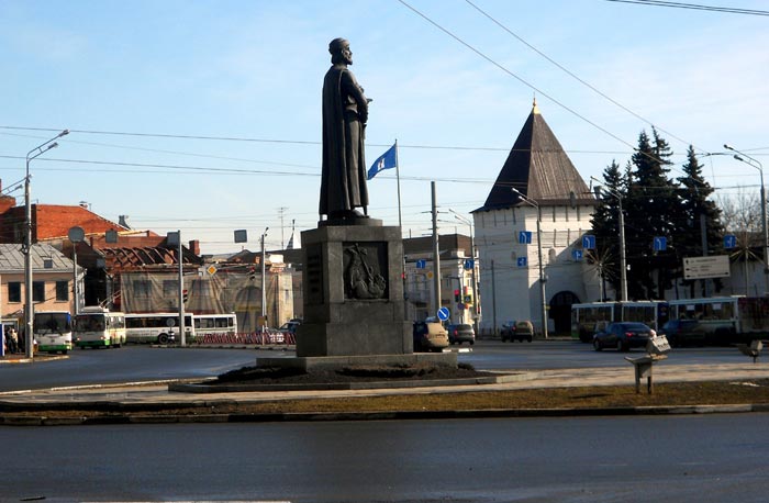 Памятник Ярославу Мудрому на Богоявленской площади