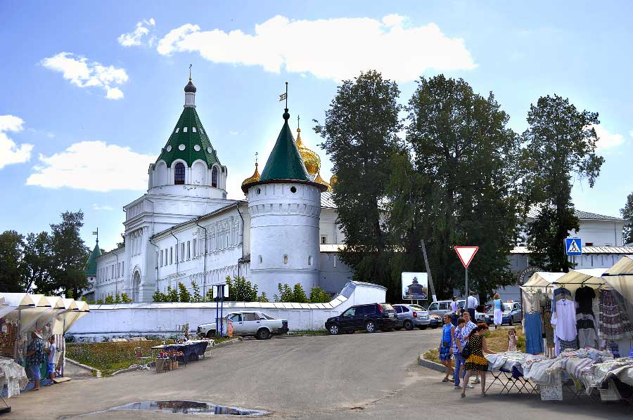 У входа в Ипатьевский монастырь У входа в Ипатьевский монастырь