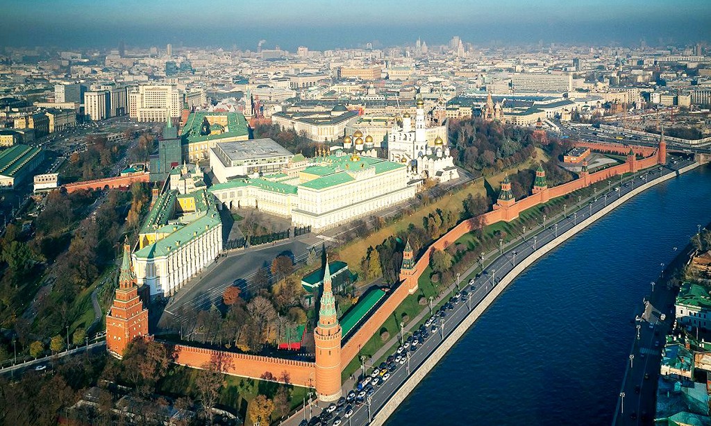 Кремлевская крепость формировалась на возвышенности Боровицкого холма в окружении рек