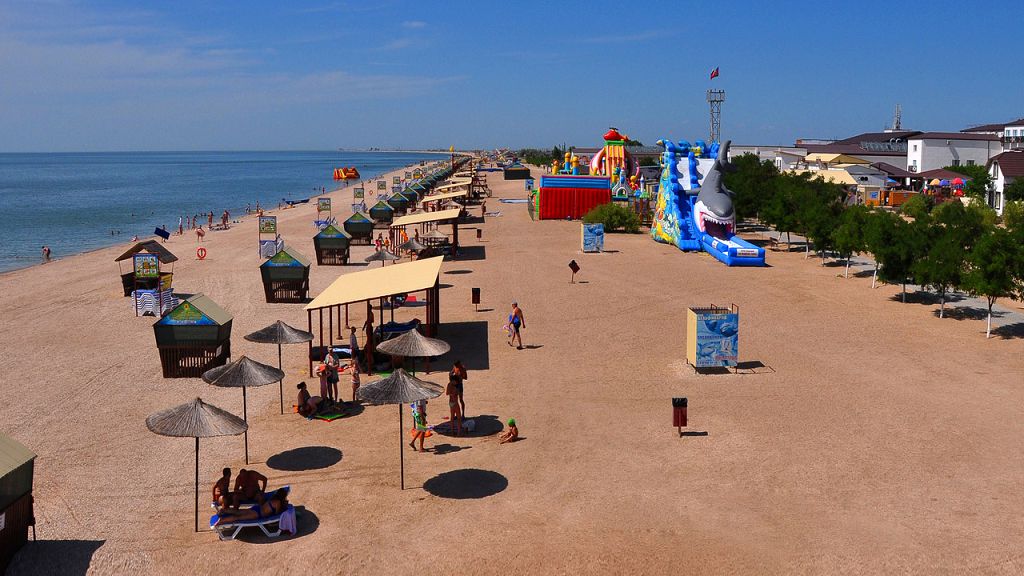 Центральный пляж Должанки