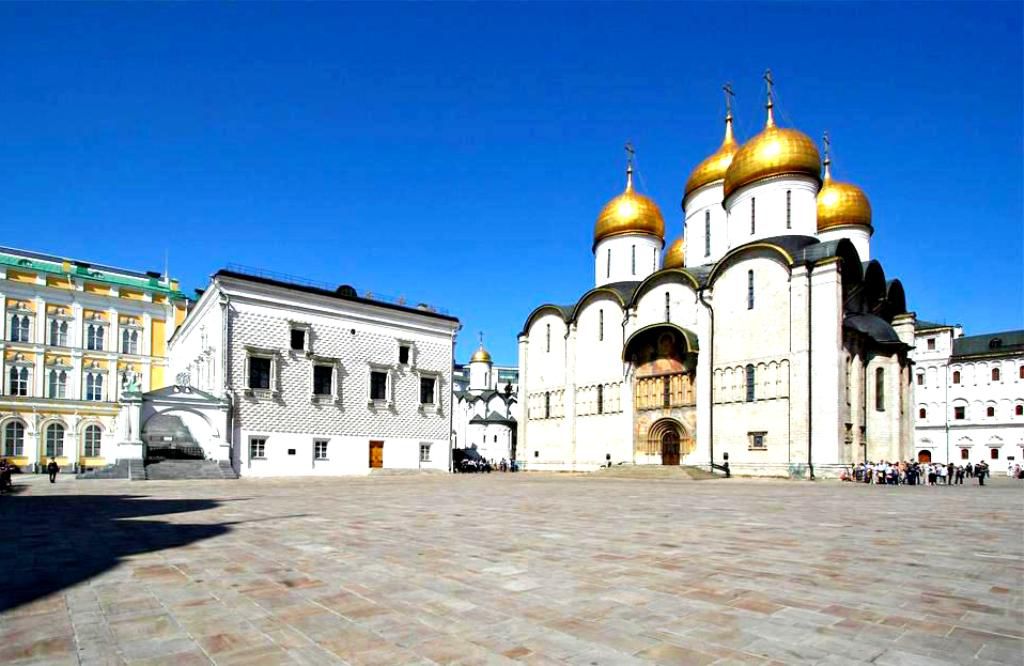 Храм Ризоположения находится между Успенским собором и Грановитой палатой