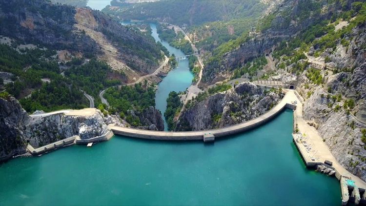 Дамба на водохранилище в горах Дамба на водохранилище в горах