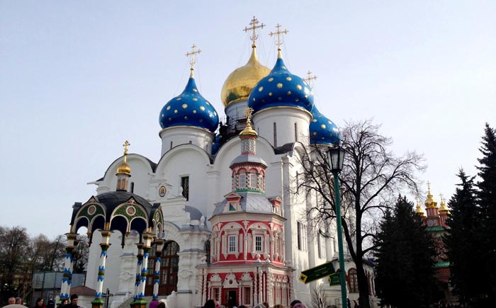 Красно-белая Надкладезная часовня Сергиевой Лавры Красно-белая Надкладезная часовня Сергиевой Лавры