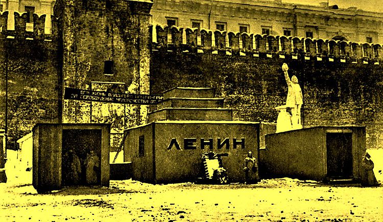 Первый Мавзолей Ленина появился на Красной площади в 1924 году