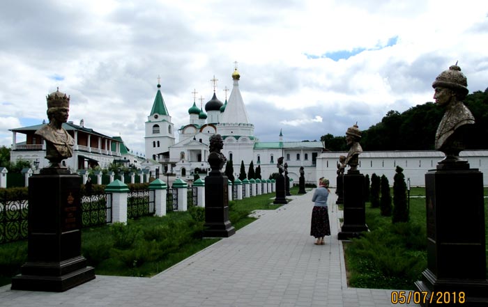 Аллея Романовых в Печерской нижегородской обители