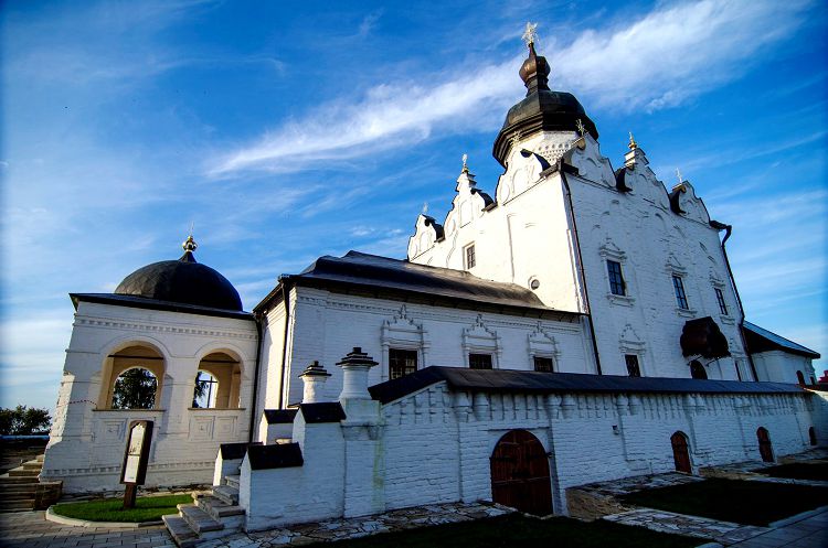 Крыльцо и гульбище Успенского храма напоминают русские старинные терема