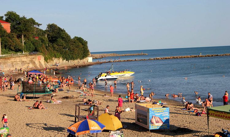 На Центральном пляже можно и отдохнуть и развлечься
