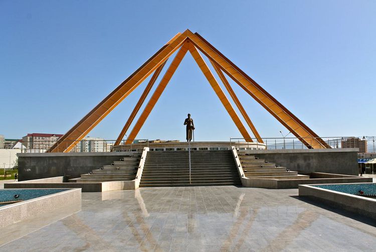 Памятник русской учительнице