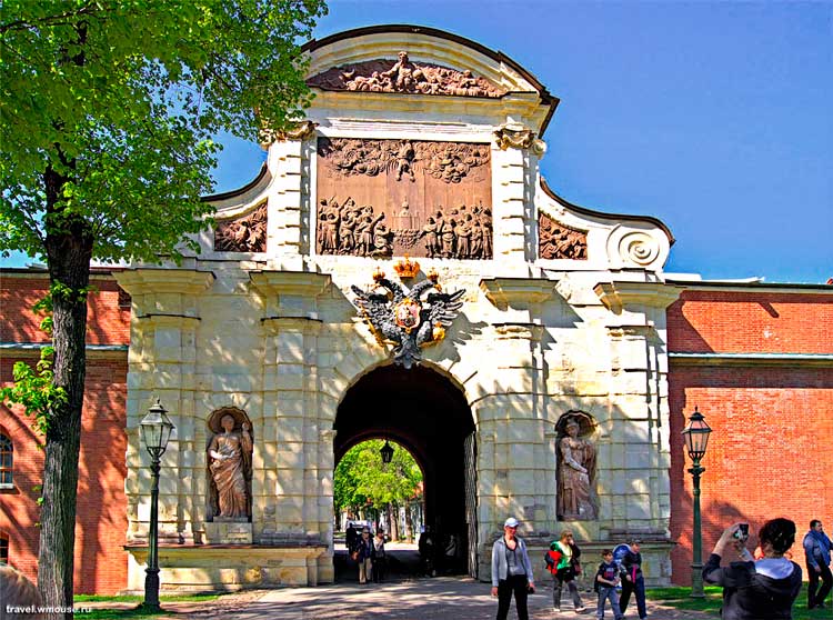 Петровские ворота Петропавловской крепости