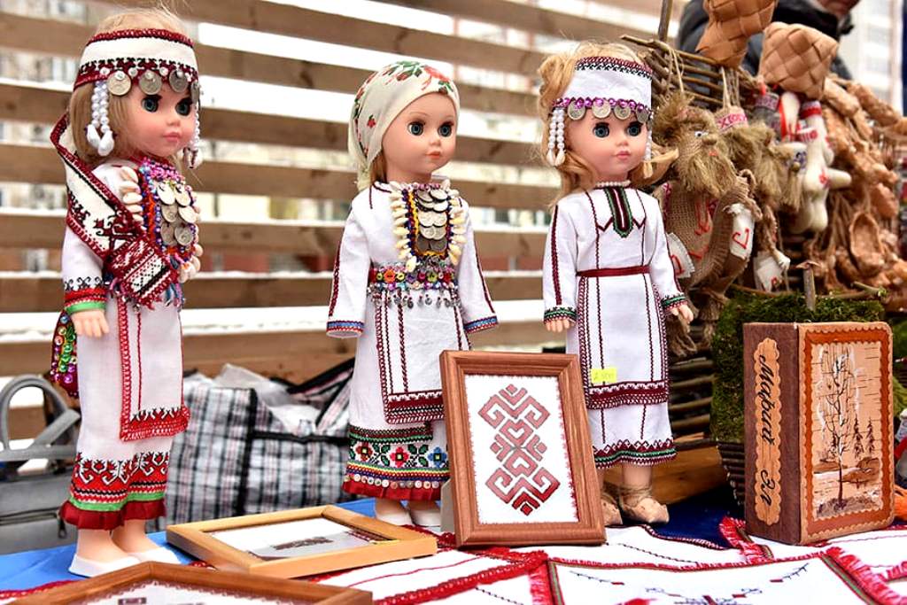 Замечательным сувениром из Йошкар-Олы может стать и кукла в национальной марийской одежде