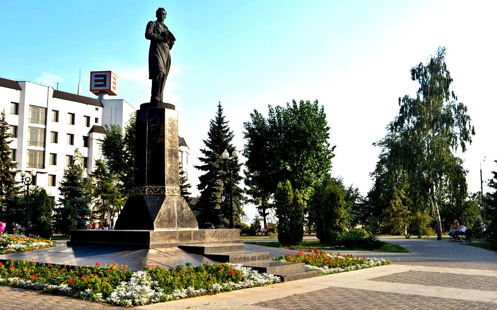 Памятник известному татарскому поэту Г.Тукаю находится в сквере его же имени