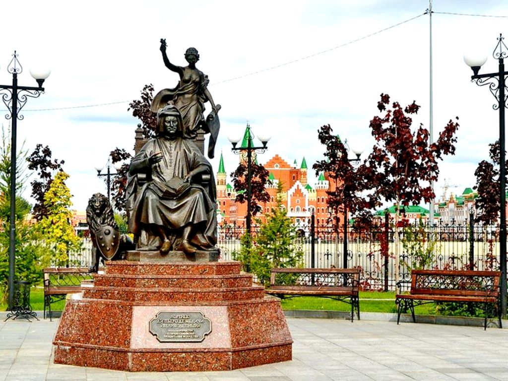 Памятник Медичи находится в самом центре Итальянского парка