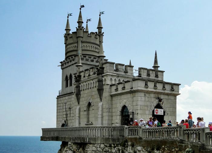 Ласточкино гнездо - самый известный символ крымского побережья