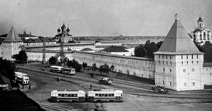 Богоявленская площадь в советский период - с трамваем, до без Рождественского храма