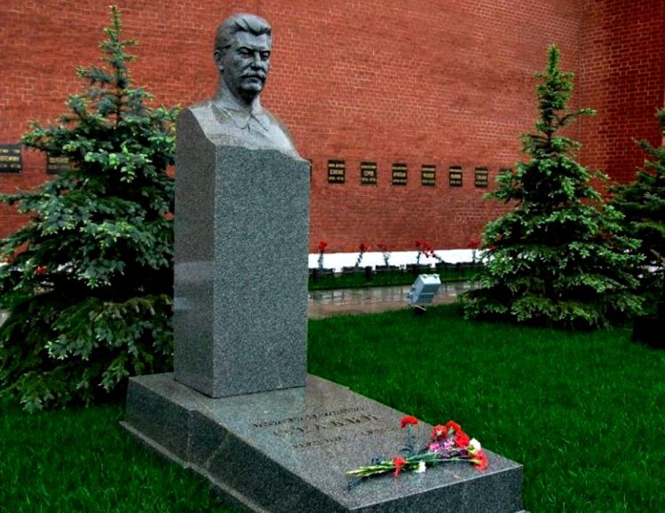 В 1961 году тело И.Сталина было перезахоронено в могилу у Кремлевской стены