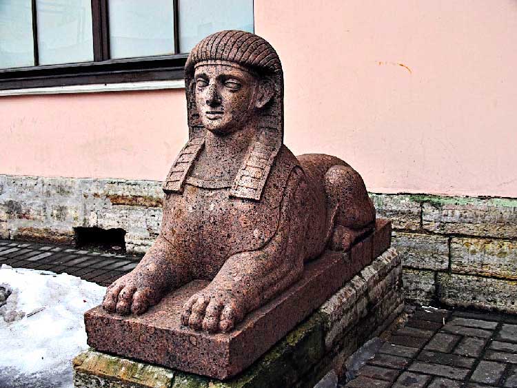 Сфинкс внутреннего дворика Строгановского дворца
