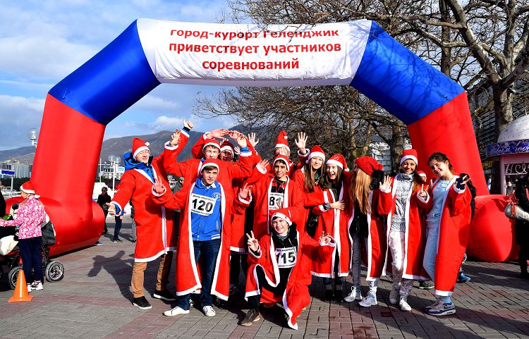 А еще в Геленджике проводится традиционный забег "дедов морозов"