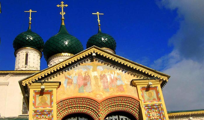 Панно "Распятие" над западным входом Ильинской церкви