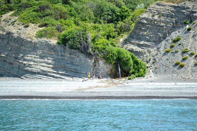Водопад Жемчужный важный источник пресной воды для местных отдыхающих
