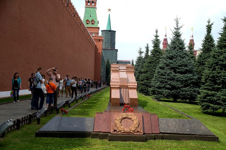 Памятный Некрополь у стен Кремля начал формироваться с образования там братских могил