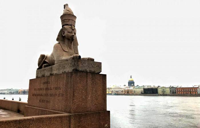 Лица сфинксов выполнены с Аменхотепа Третьего, жившего в древнем Египте