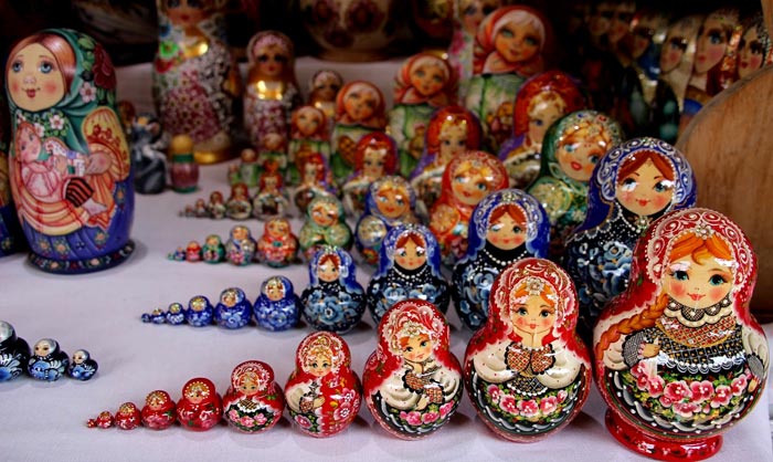 Веселые семейки сергиево-посадских матрешек