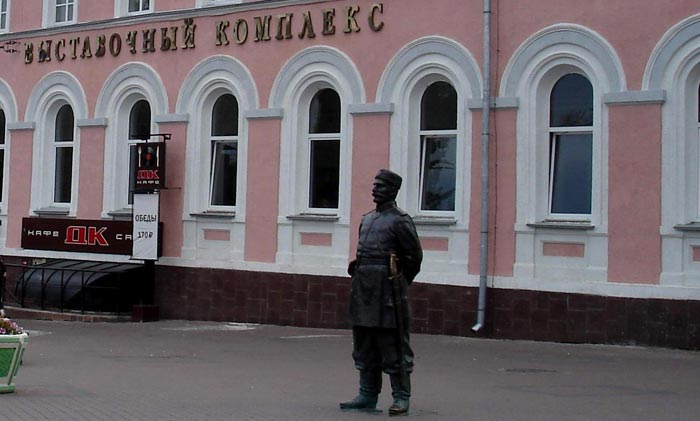 Городовой около Выставочного комплекса Музея "Юрковка"