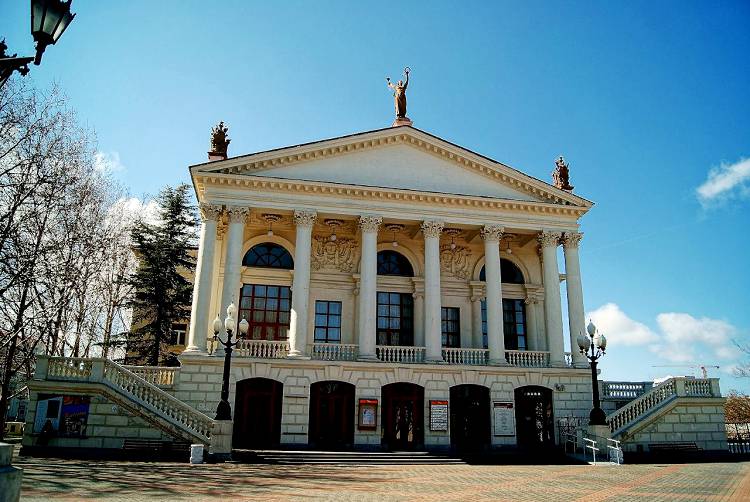 Главным городским театром считается Театр драмы им. Луначарского