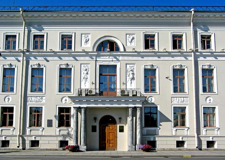 Парадный фасад дома Мятлевых содержит множество декоративных элементов