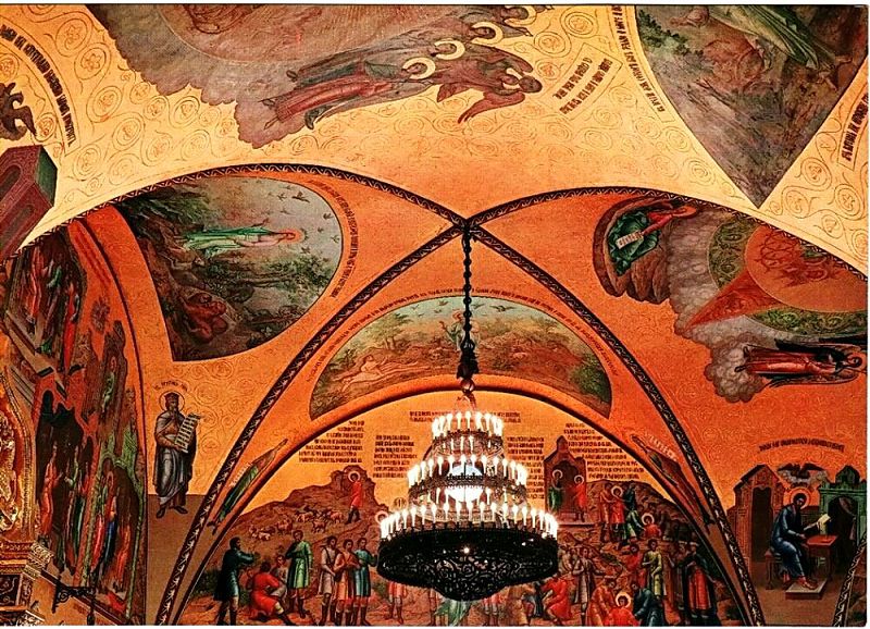 В Грановитой палате расписаны, и стены, и своды, и оконные откосы