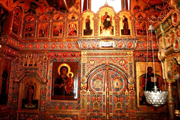 Многие уникальные иконостасы собора не были уничтожены просто чудом