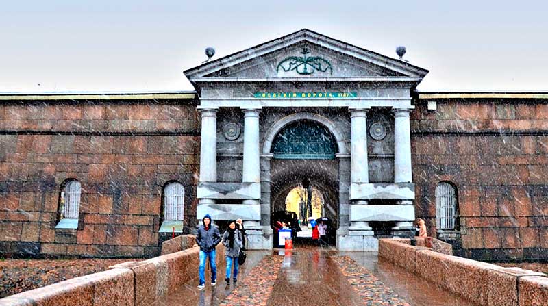 Невские ворота Петропавловской крепости
