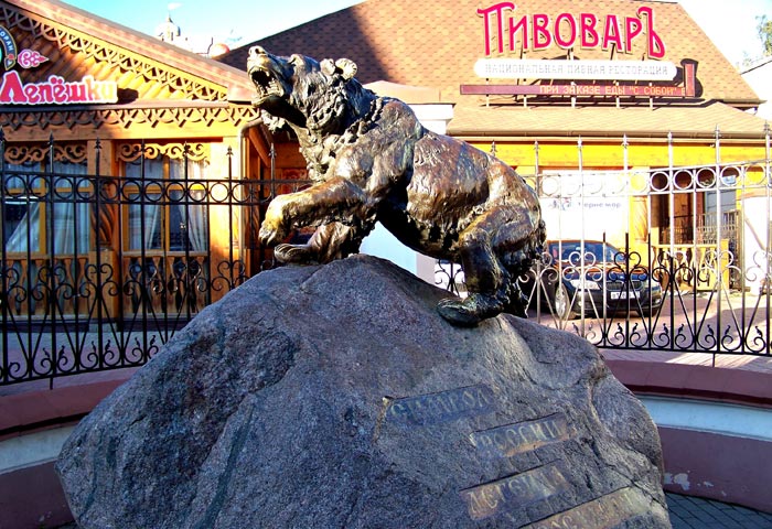 Памятник Рычащий медведь около "Алешкиного подворья"