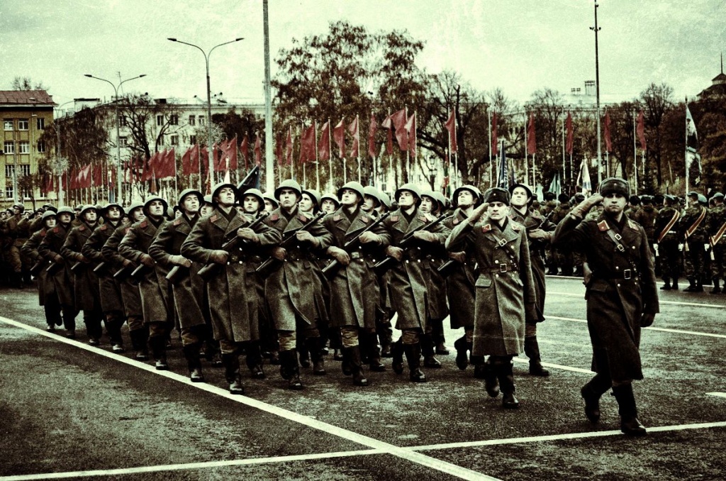 7 ноября 1941 года по самарской площади Куйбышева прошел военный парад
