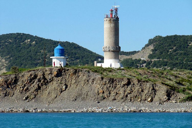 Сегодня на островке Большого Утриша соседствуют два маяка