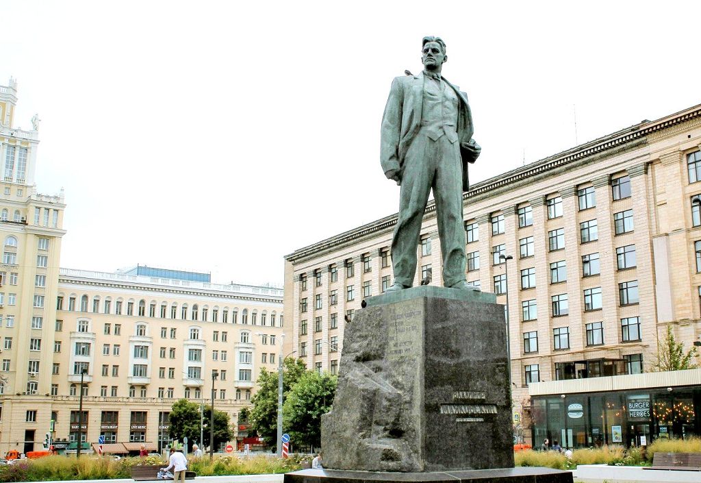 Площадь получила имя Маяковского раньше, чем на ней появился Памятник поэту