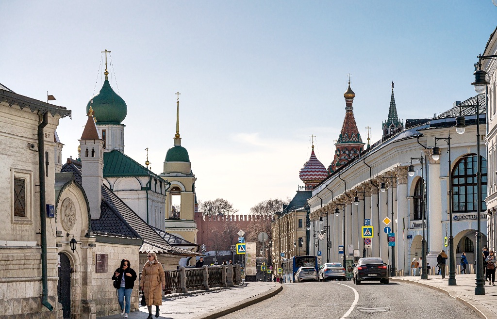 От станции метро "Китай-город" до Красной площади можно дойти и по улице Варварка