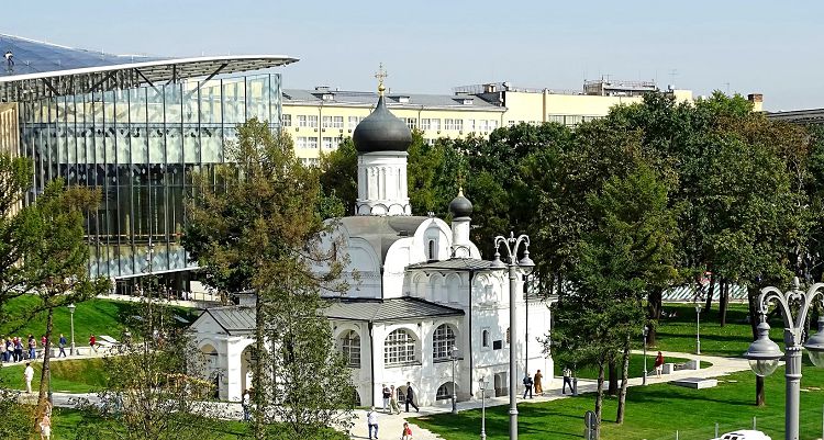 Храм Зачатия Анны находится в южной части территории Парка "Зарядье"