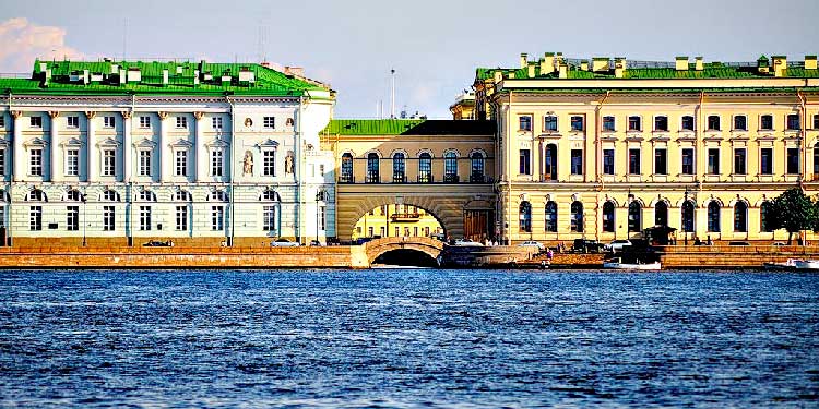 Старый Эрмитаж (бежевый) и Эрмитажный театр (белый)